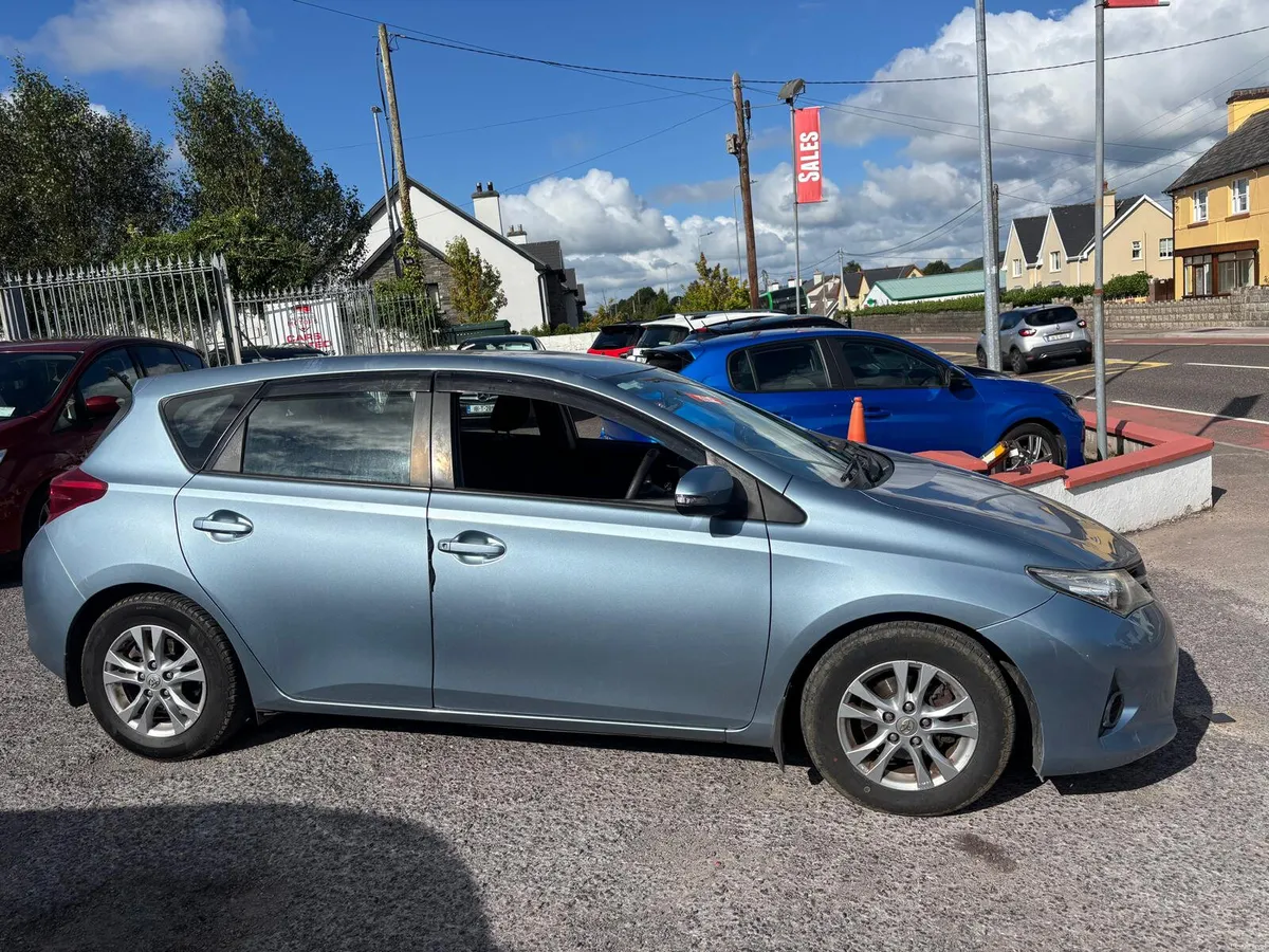 Toyota Auris 2013 NEW MODEL  1.4 DIESEL  LOW MILES - Image 3