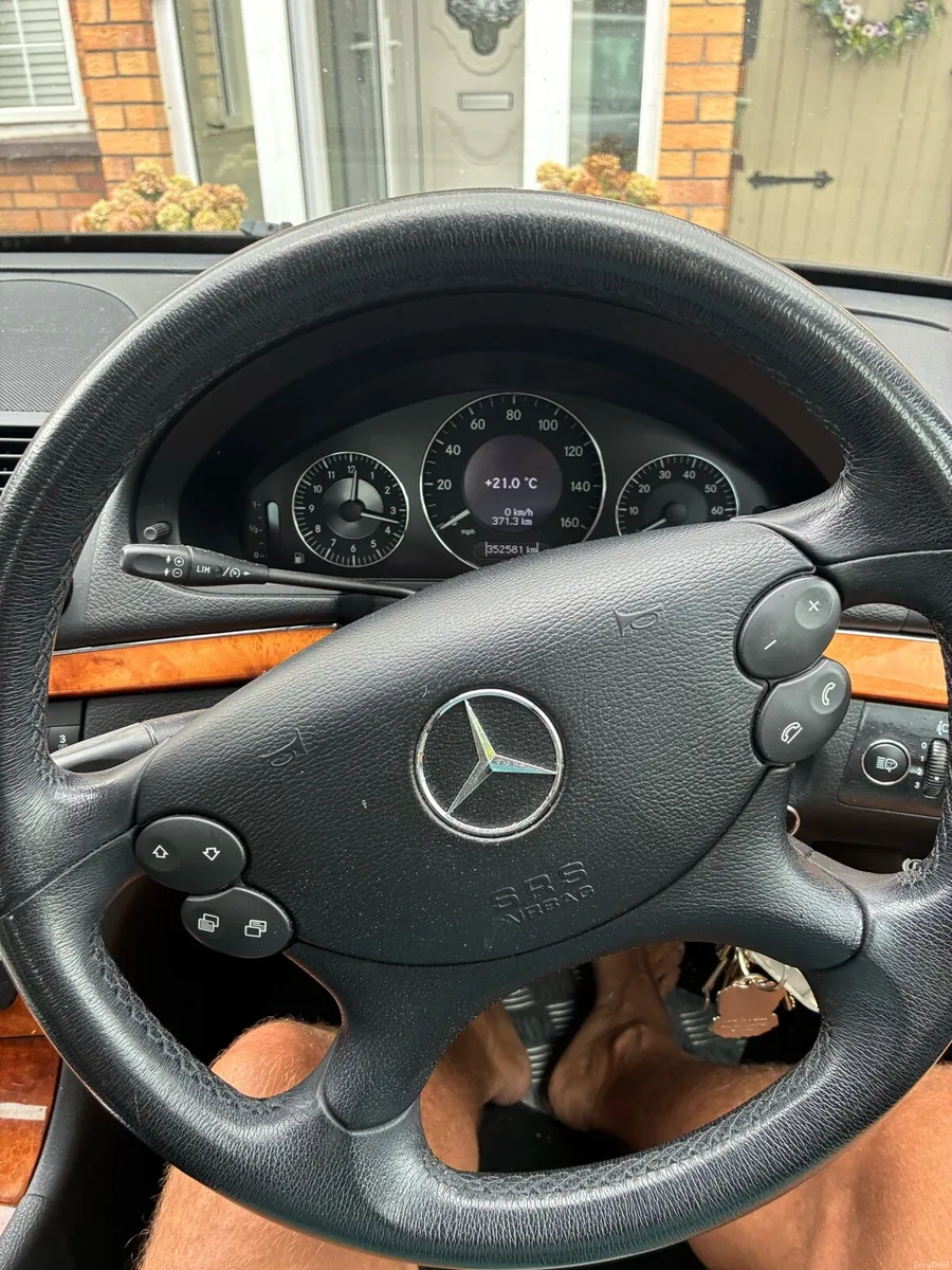 Mercedes-Benz E200-Class Saloo - Image 5