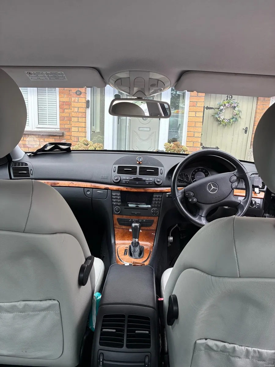 Mercedes-Benz E200-Class Saloo - Image 1