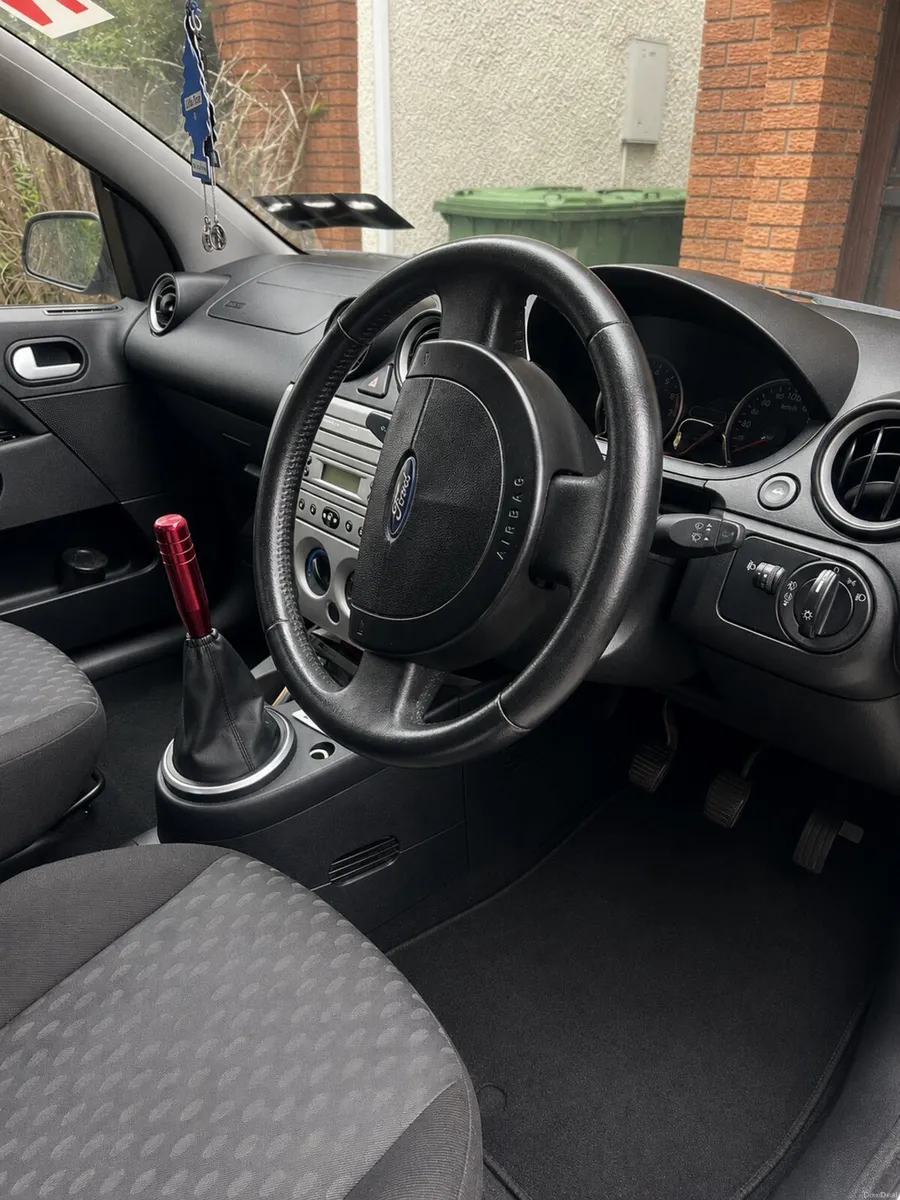 Ford fiesta 2005 - Image 2