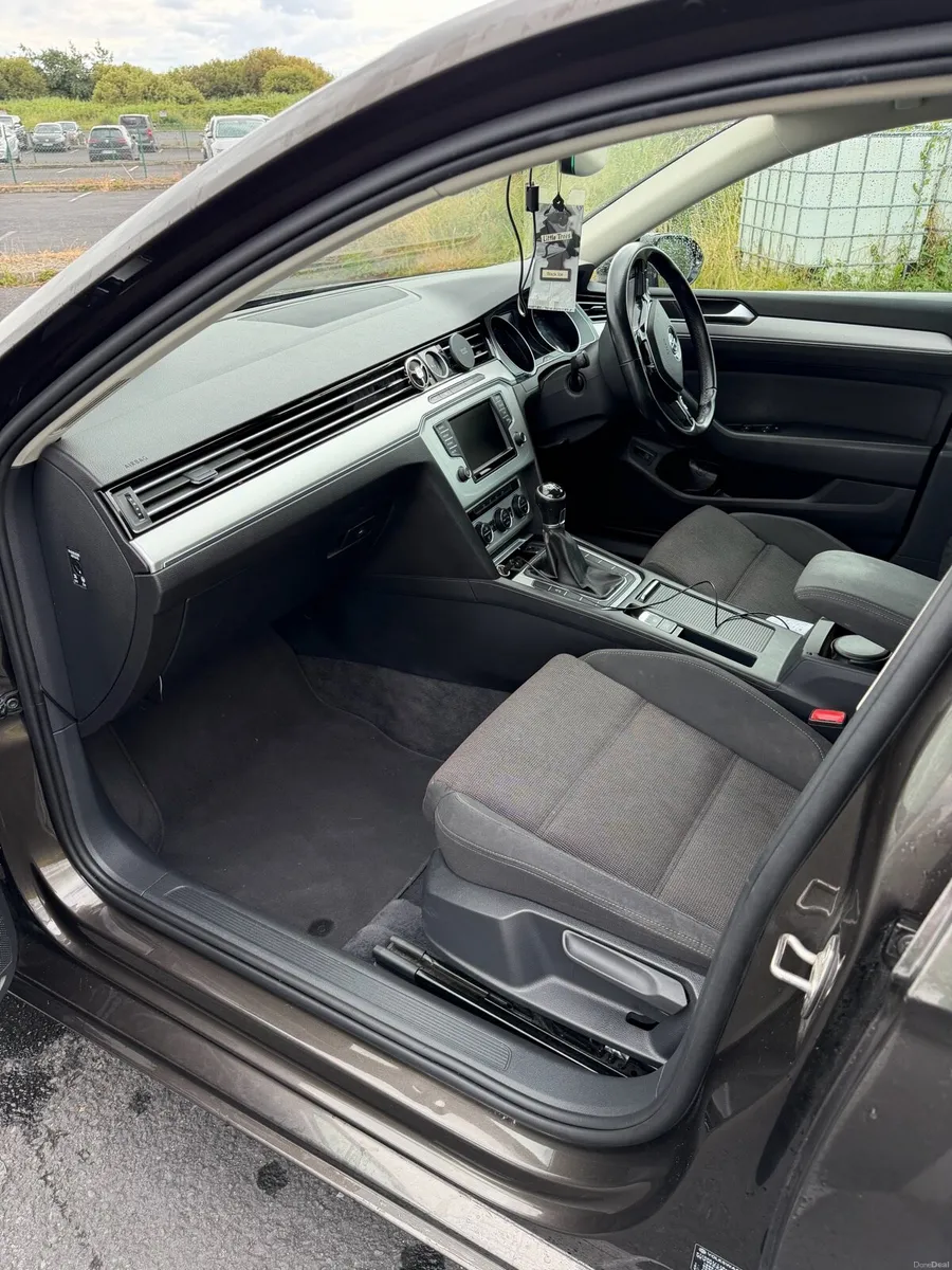Volkswagen Passat - Image 6