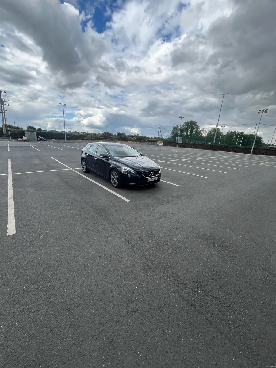 Volvo Automatic V40 LOW MILEAGE - Image 2