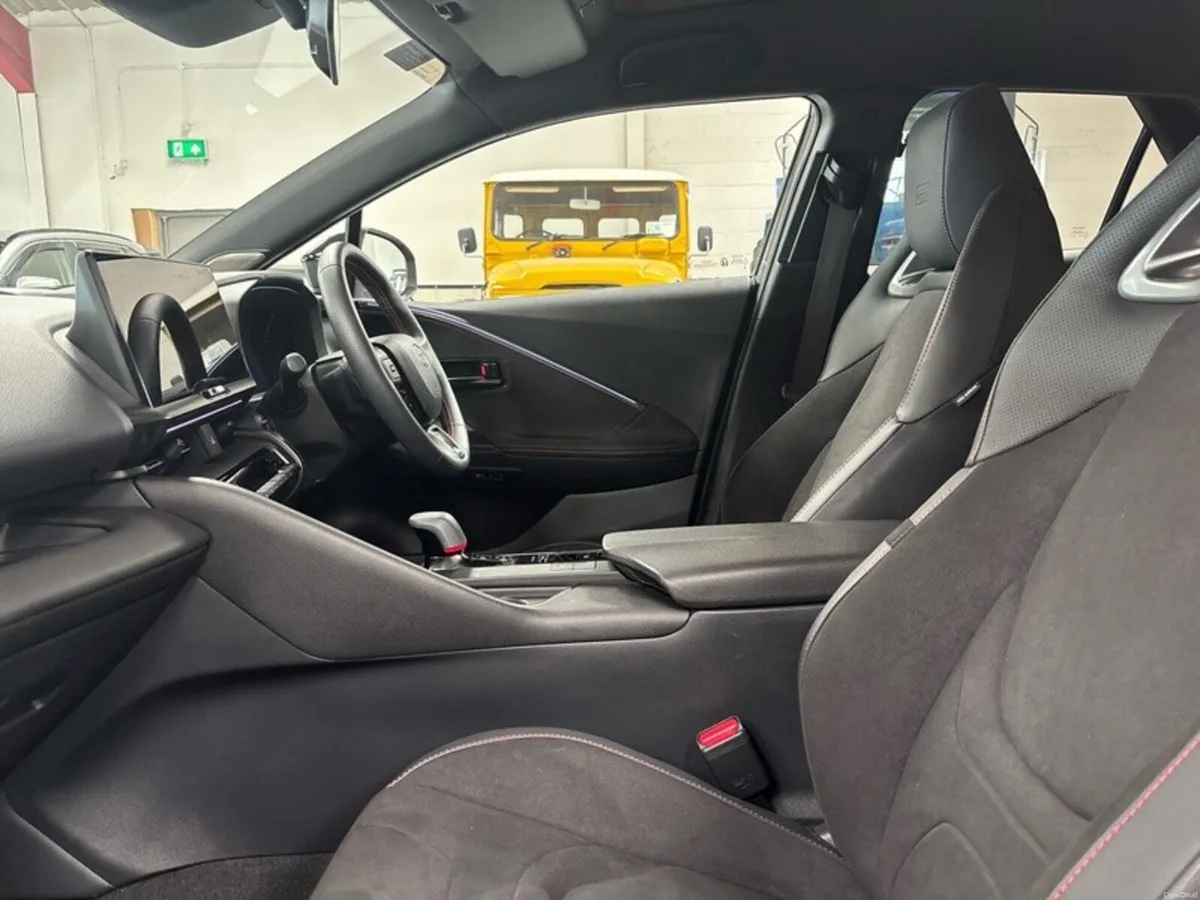 Toyota C-HR PHEV GRS PREMIERE - Image 6