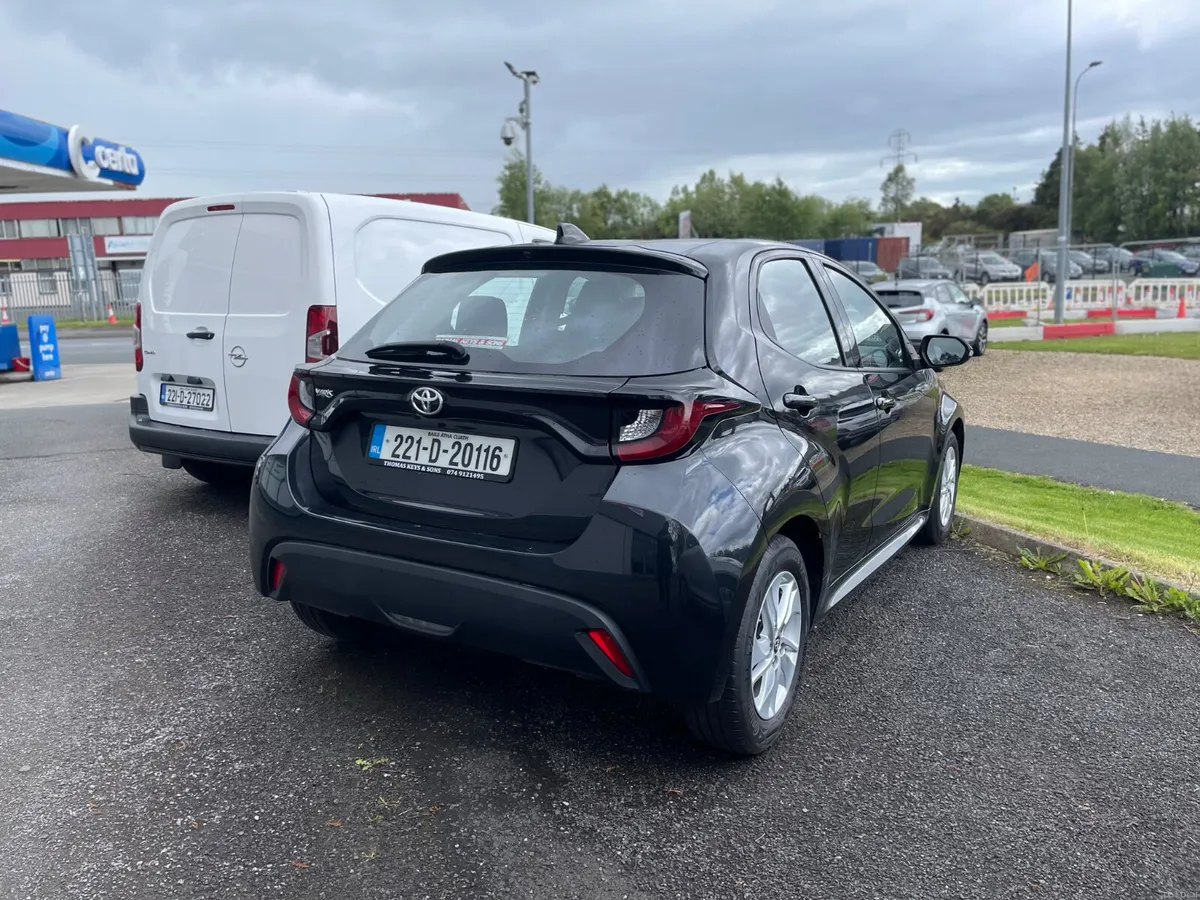 2022 Toyota Yaris Luna edition - Image 5