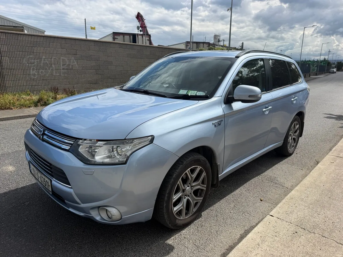 2015 MITSUBISHI OUTLANDER HYBRID AWD - Image 4