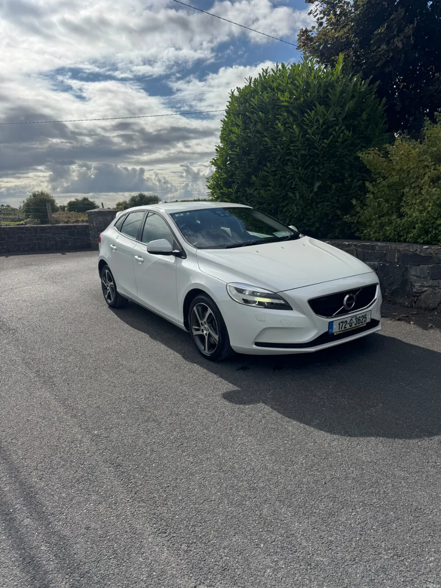 Volvo V40 2017 . Automatic petrol - Image 1
