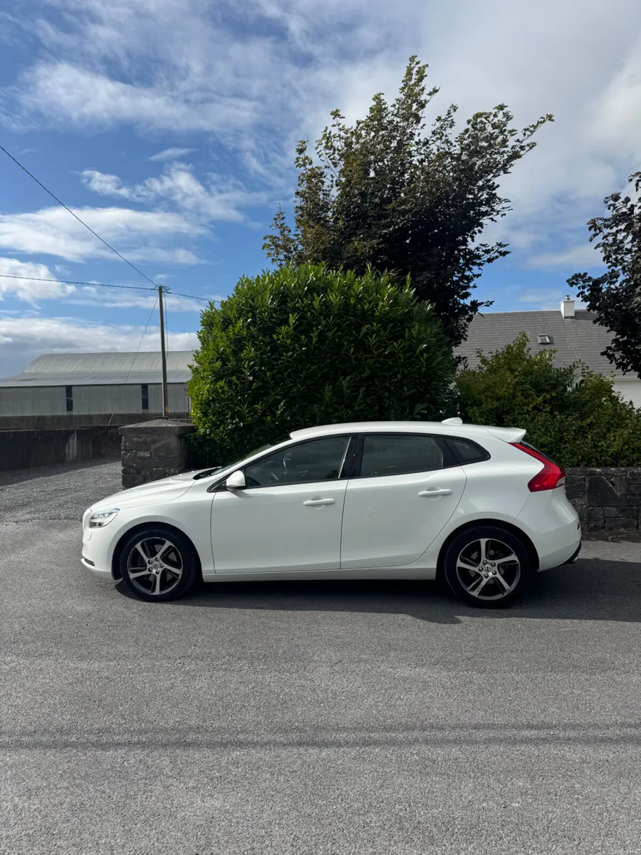 Volvo V40 2017 . Automatic petrol - Image 5