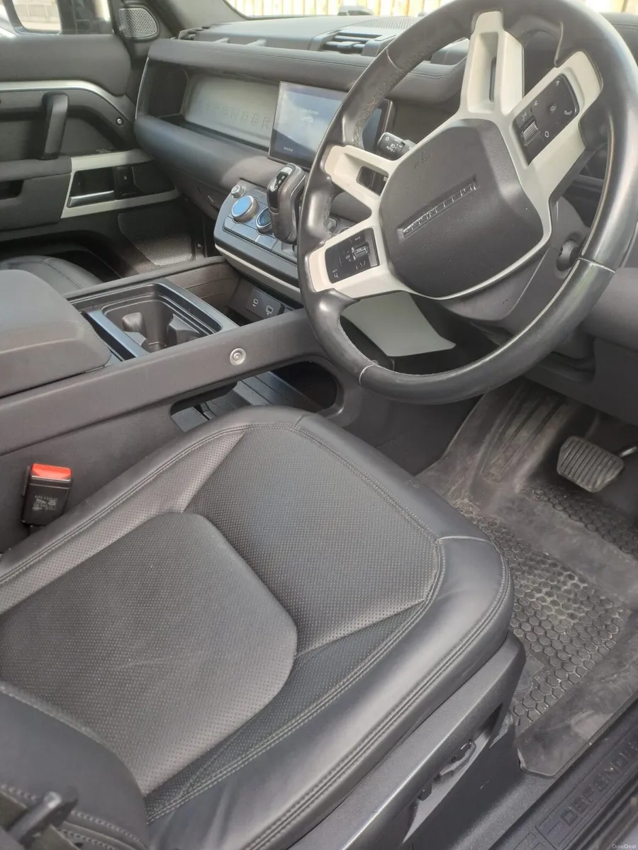 Land Rover Defender - Image 6
