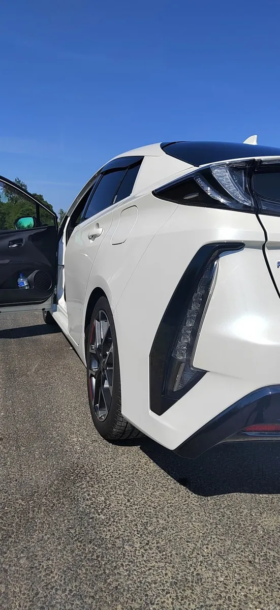 Toyota Prius PHV 2019.  Pearl white - Image 2