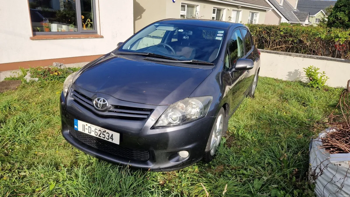 Toyota Auris 2011 - Image 2