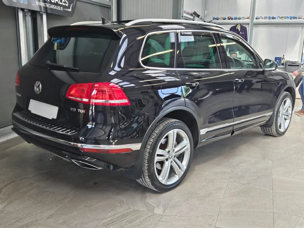 18 VOLKSWAGEN TOUAREG R-LINE 5 SEATER CREW CAB - Image 6