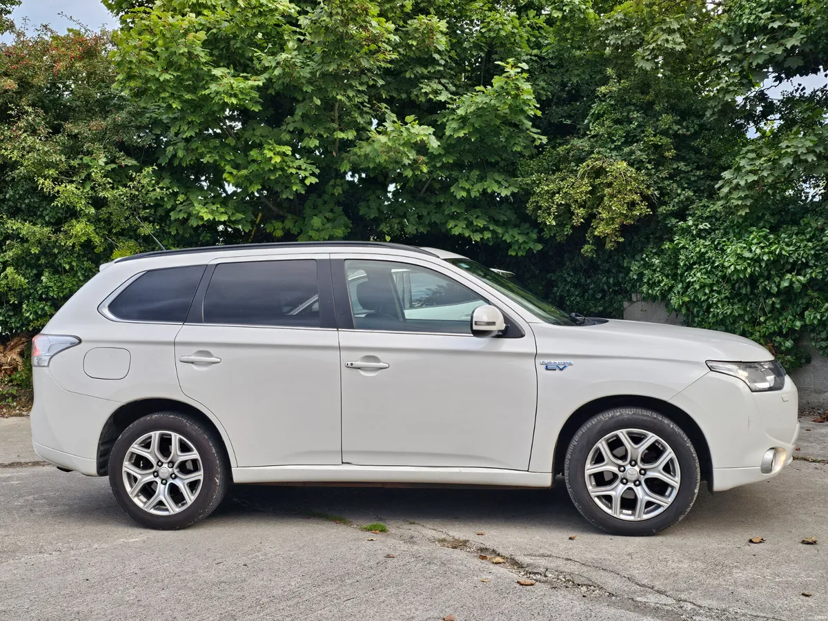 Mitsubishi Outlander 2015 .hybrid.  automatic€6999 - Image 2
