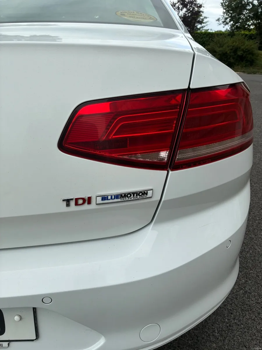 Volkswagen Passat 2015 - Image 2