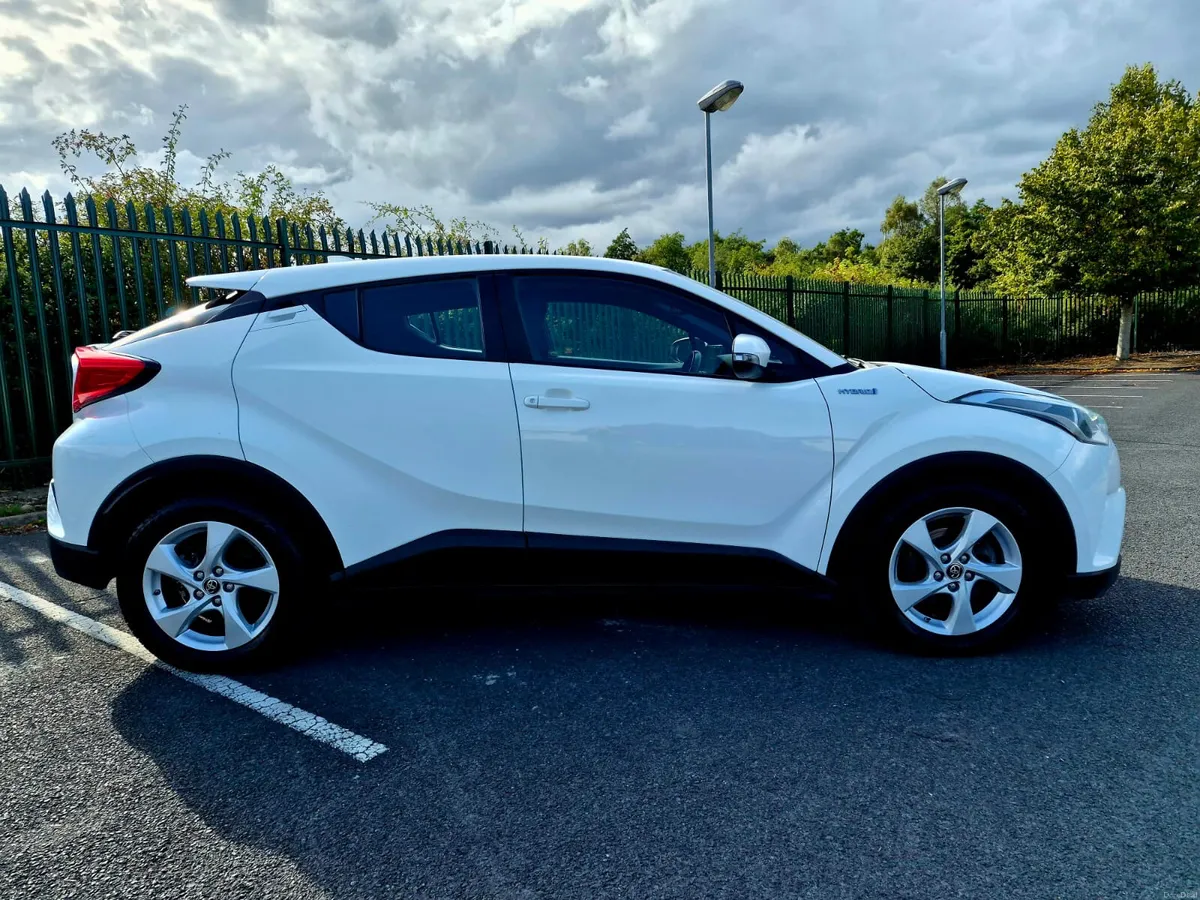 2017 TOYOTA CHR 1.8 LUNA  HYBRID AUTOMATIC - Image 5