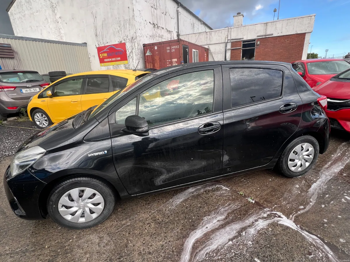 Toyota Vitz 2017 hybrid Automatic Push start. - Image 4