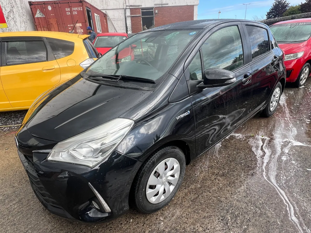 Toyota Vitz 2017 hybrid Automatic Push start. - Image 2