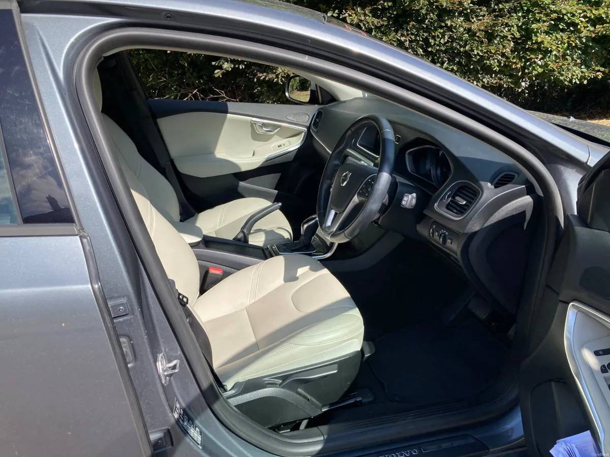 2017 Volvo V40 2.0 GT Auto only 140000 Klm - Image 4