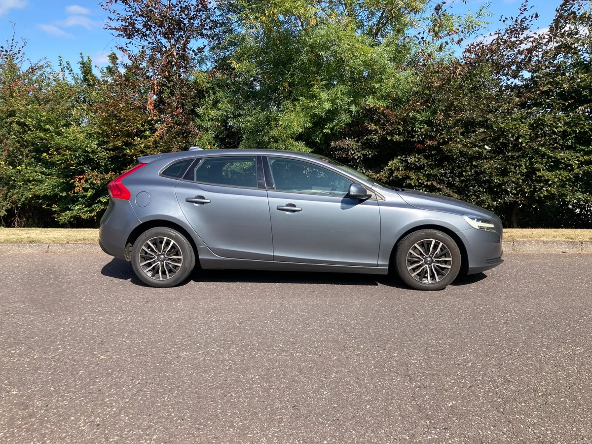 2017 Volvo V40 2.0 GT Auto only 140000 Klm - Image 2