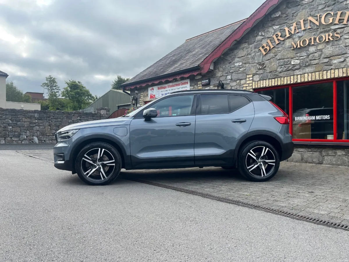Volvo XC40 R-DESIGN T4 RECHARGE - Image 2