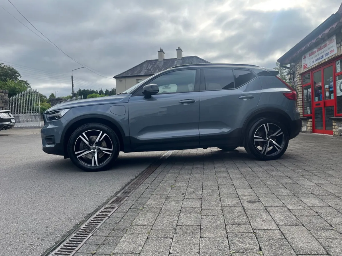Volvo XC40 R-DESIGN T4 RECHARGE - Image 4
