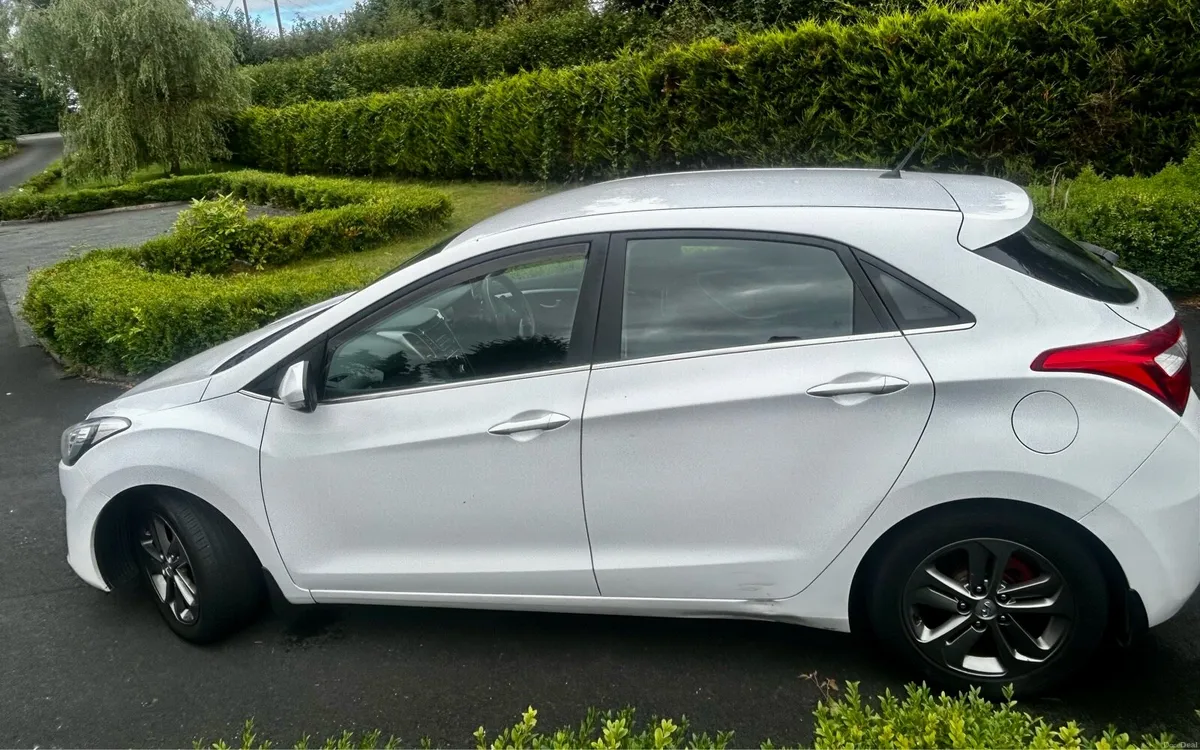 Hyundai i30 Diesel Deluxe Trim - Image 2