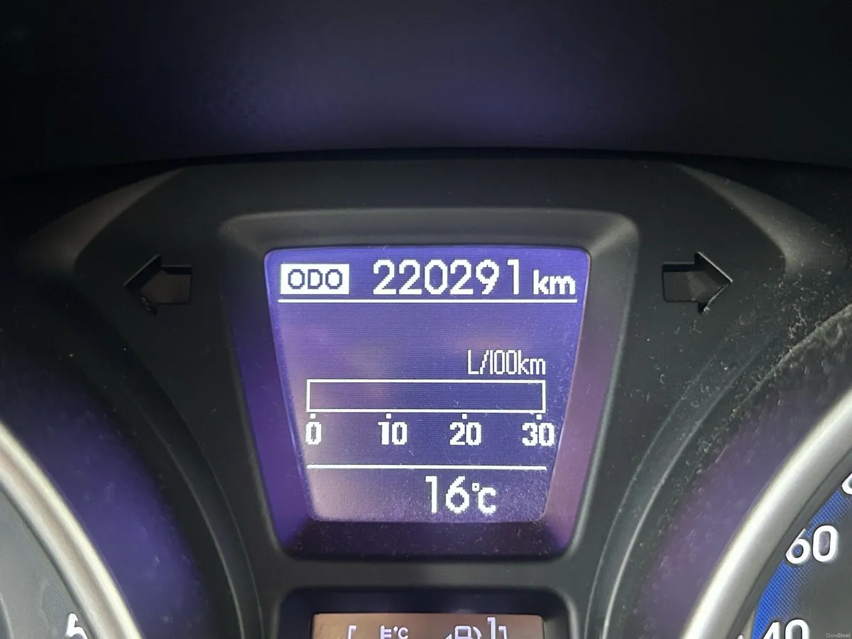 Hyundai i30 Diesel Deluxe Trim - Image 4