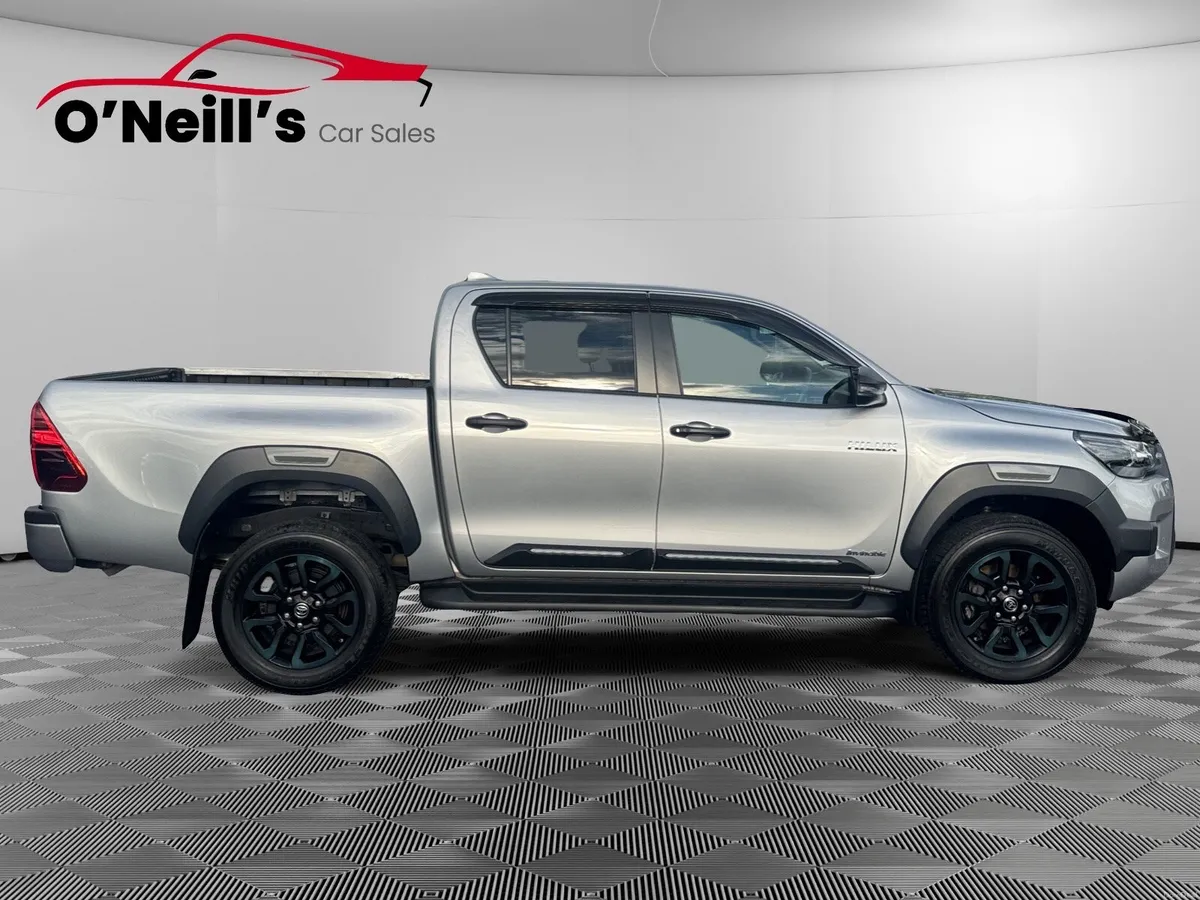 Toyota Hilux 2.8 MHEV INVINCIBLE 4DR #442 - Image 5