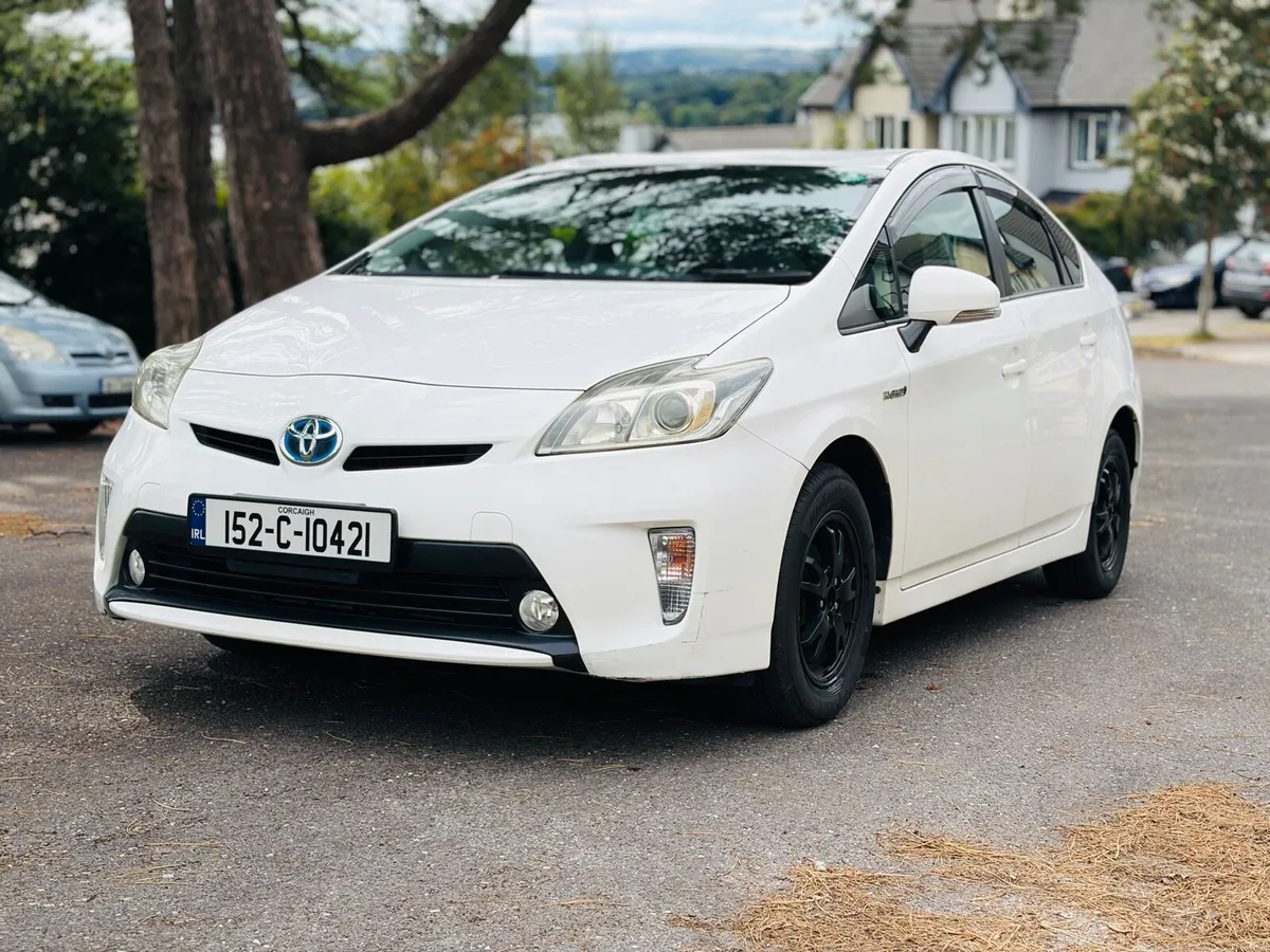 2015 Toyota Prius S Hybrid | 105500 KM - Image 2