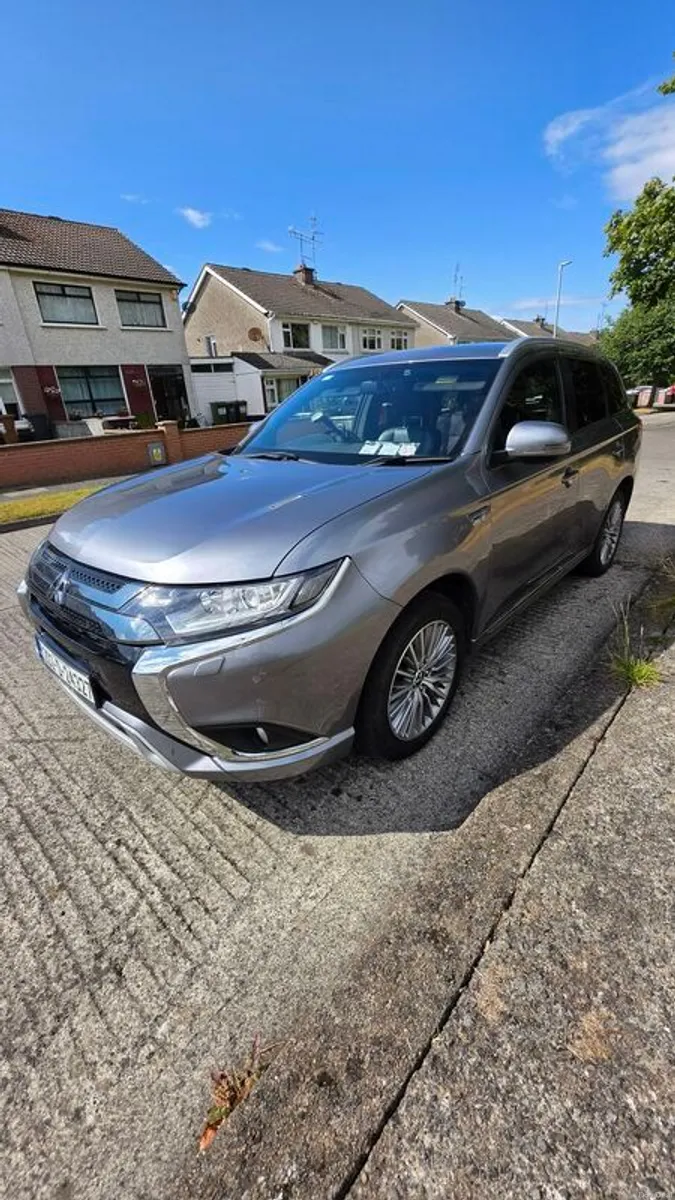 2020 Mitsubishi Outlander Hybrid - Image 3
