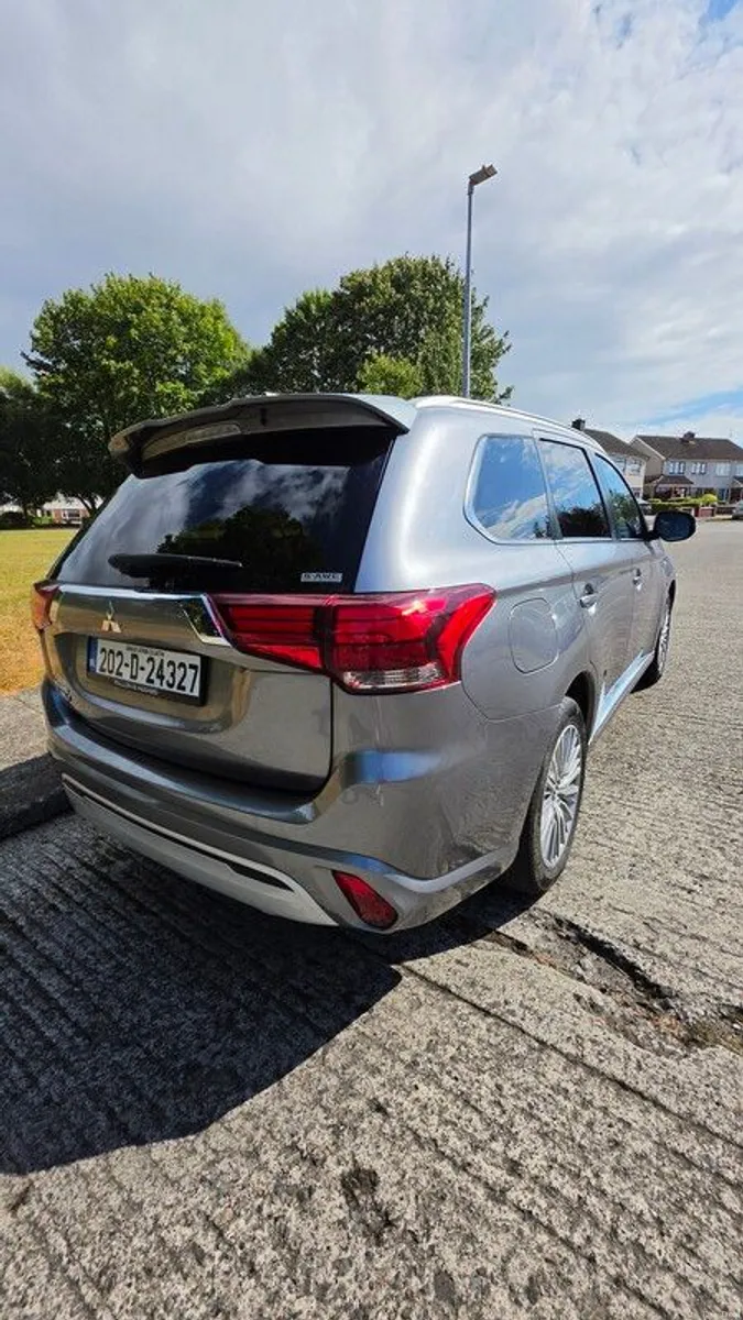 2020 Mitsubishi Outlander Hybrid - Image 5