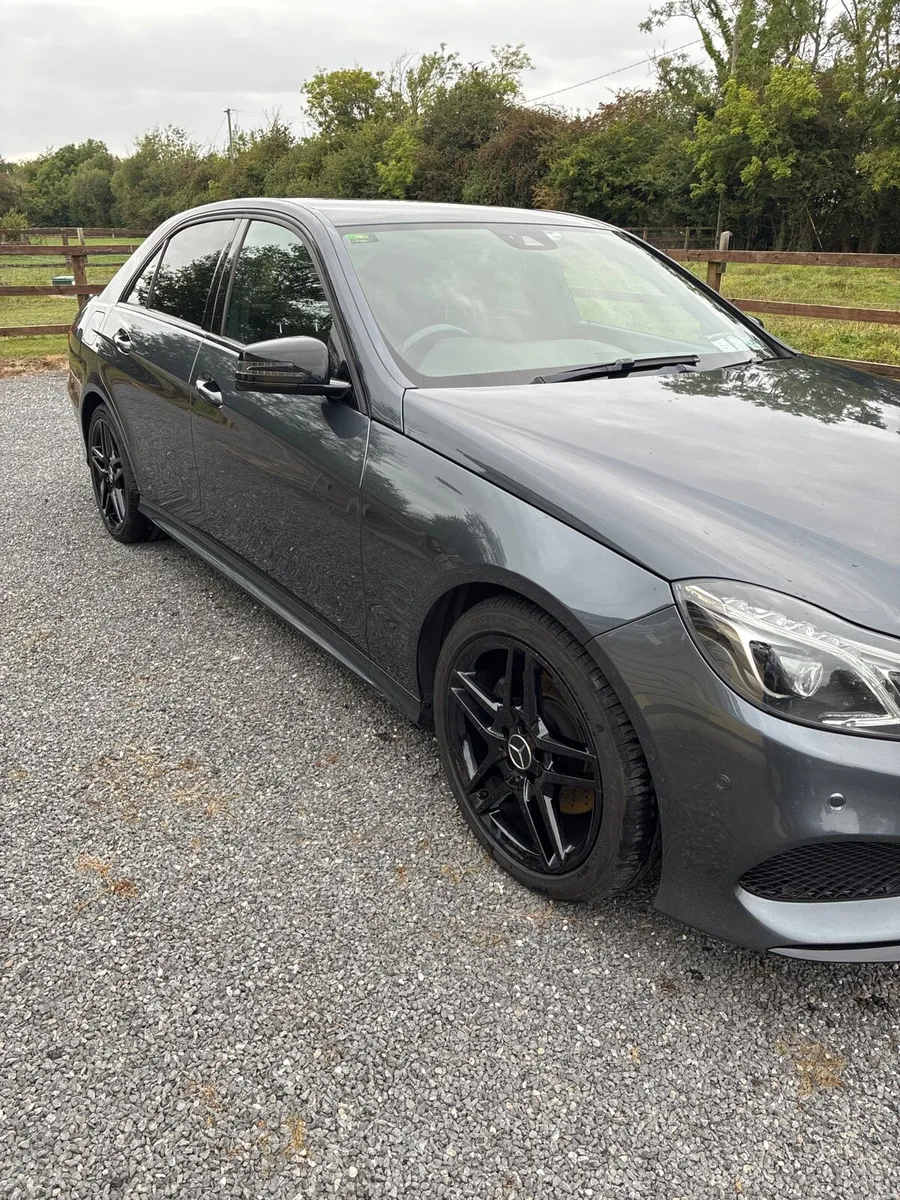 Mercedes 300 Hybrid - Image 2
