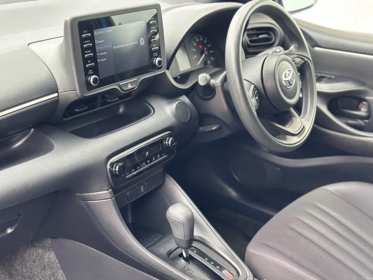 Toyota Yaris HYBRID LOW MILES - Image 6