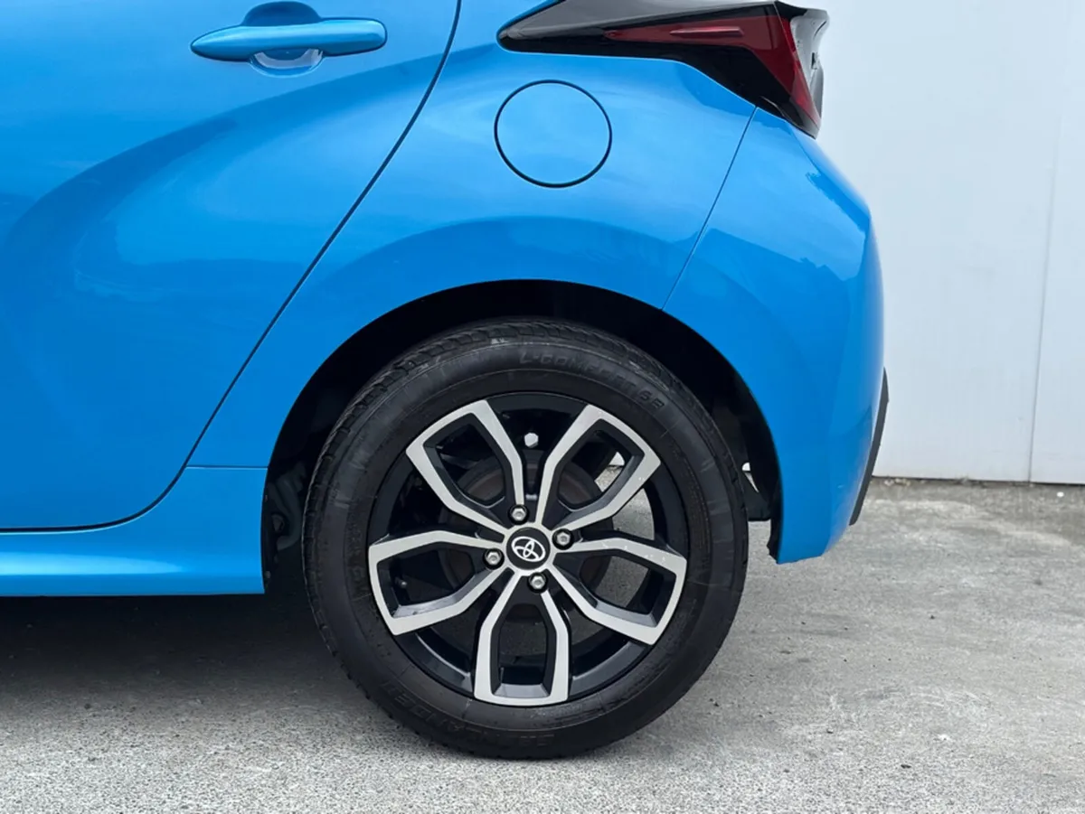 Toyota Yaris HYBRID LOW MILES - Image 4