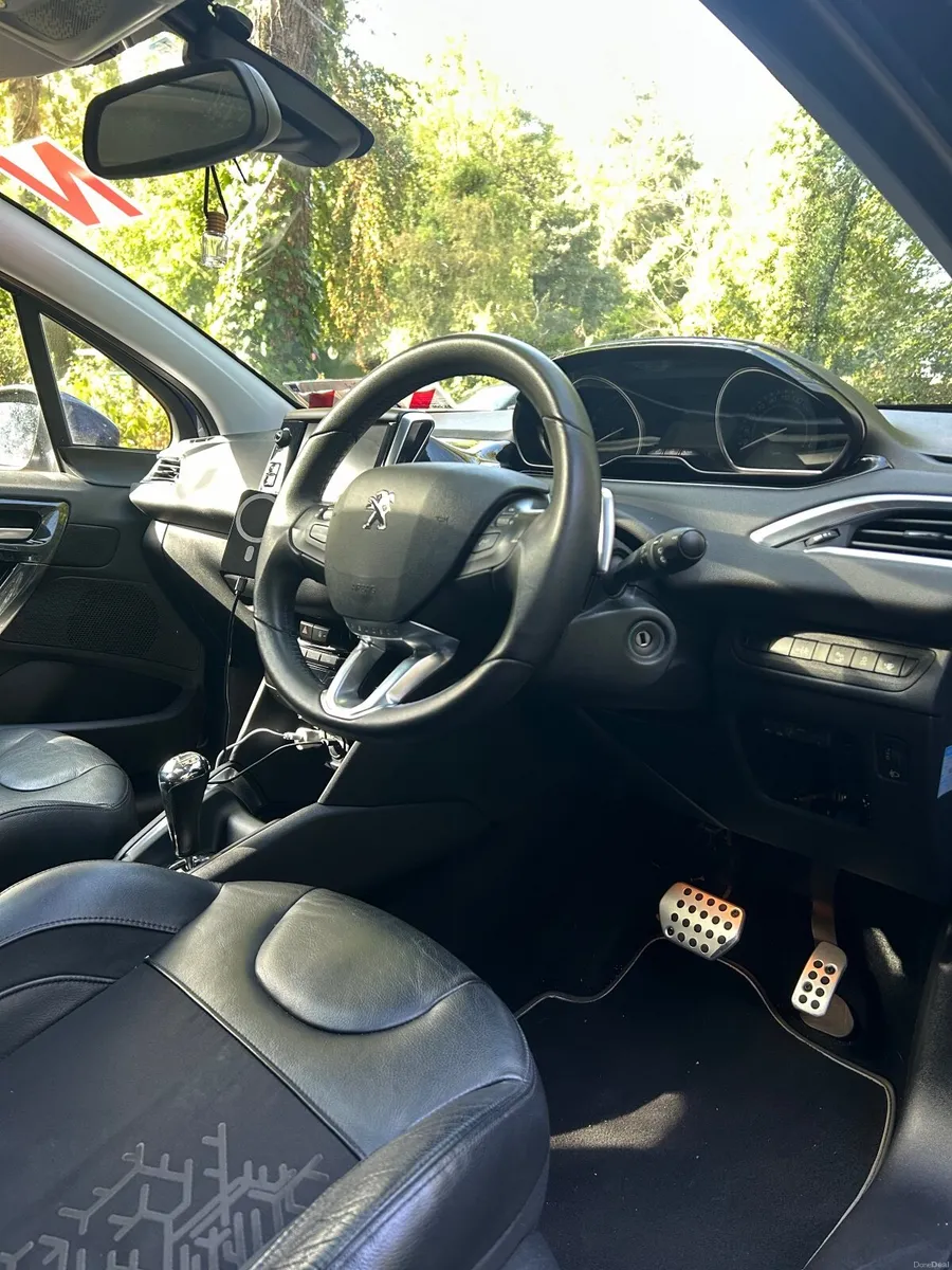 Peugeot 208 1.2 Petrol -VERY LOW MILEAGE-SEMIAUTO - Image 4