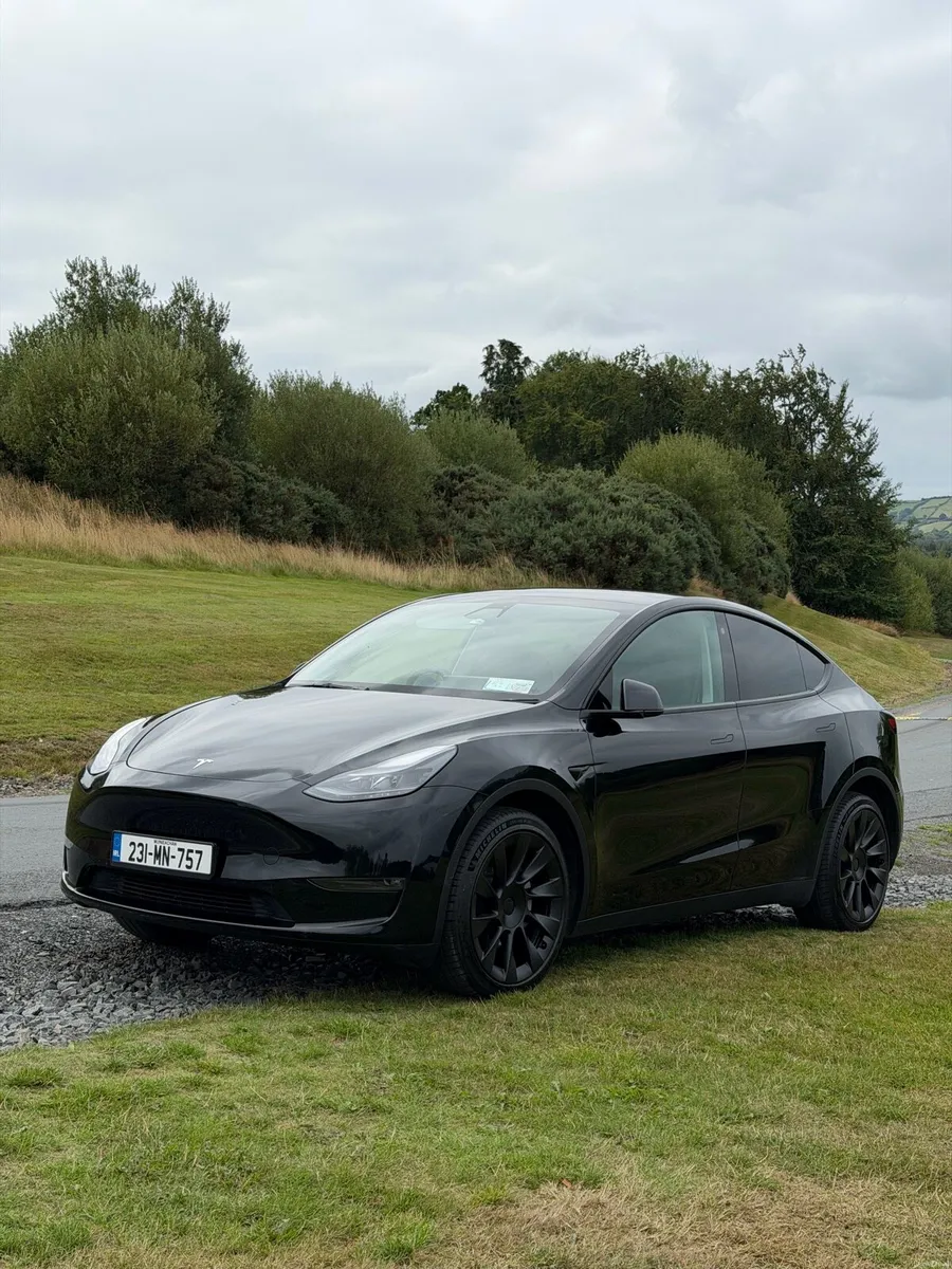 2023 Tesla model Y AWD long range dual motor - Image 4