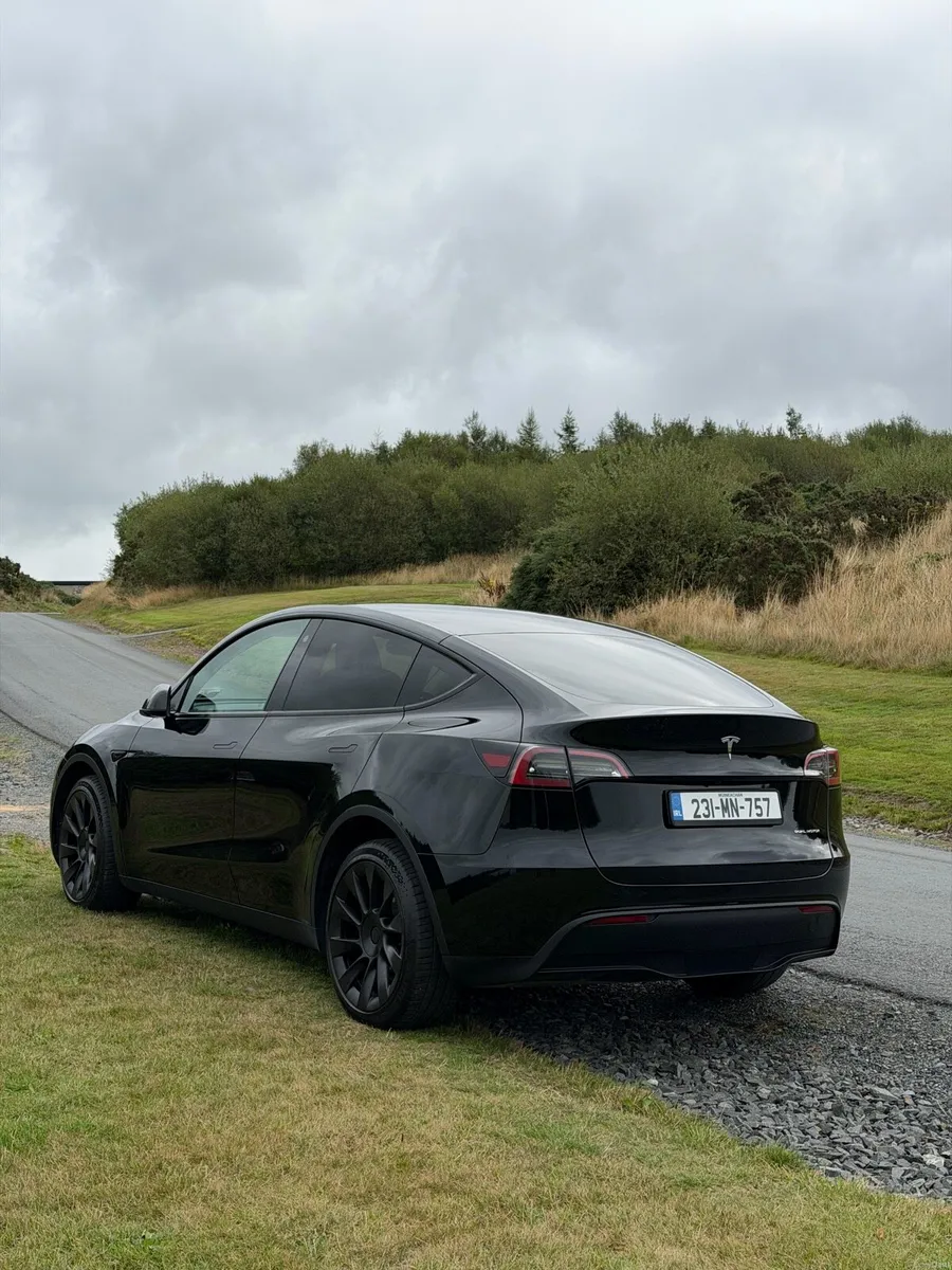 2023 Tesla model Y AWD long range dual motor - Image 6
