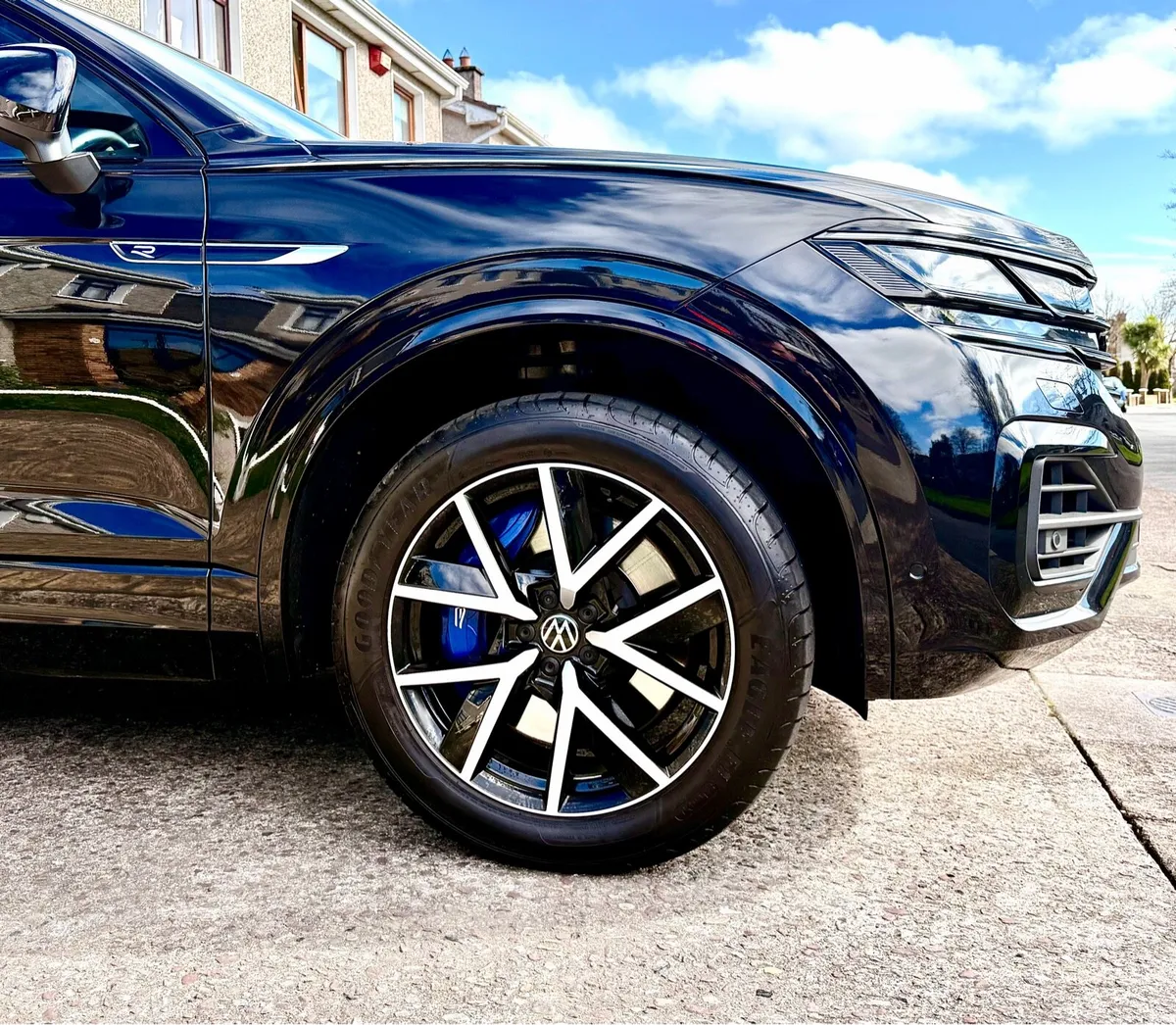 2021 Volkswagen Touareg R eHybrid 462bhp Black - Image 4