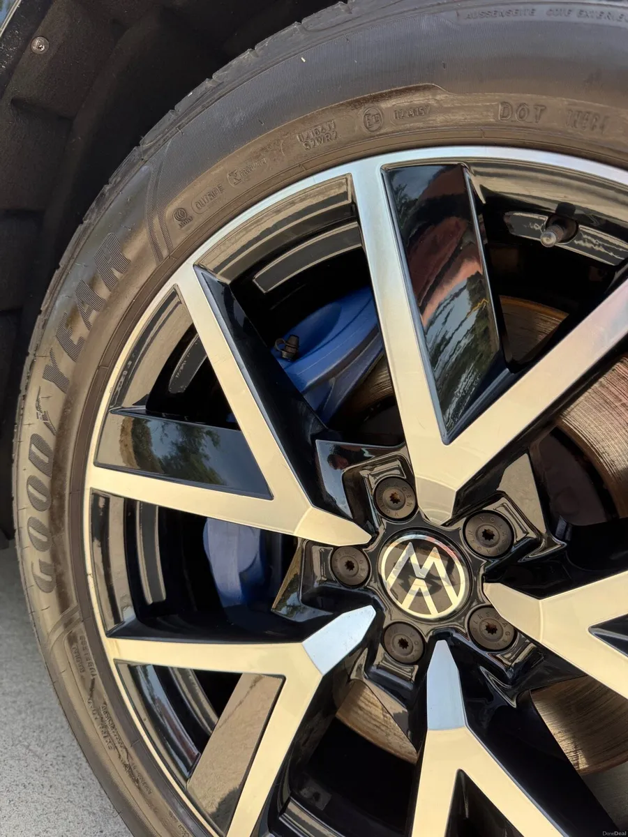 2021 Volkswagen Touareg R eHybrid 462bhp Black - Image 6