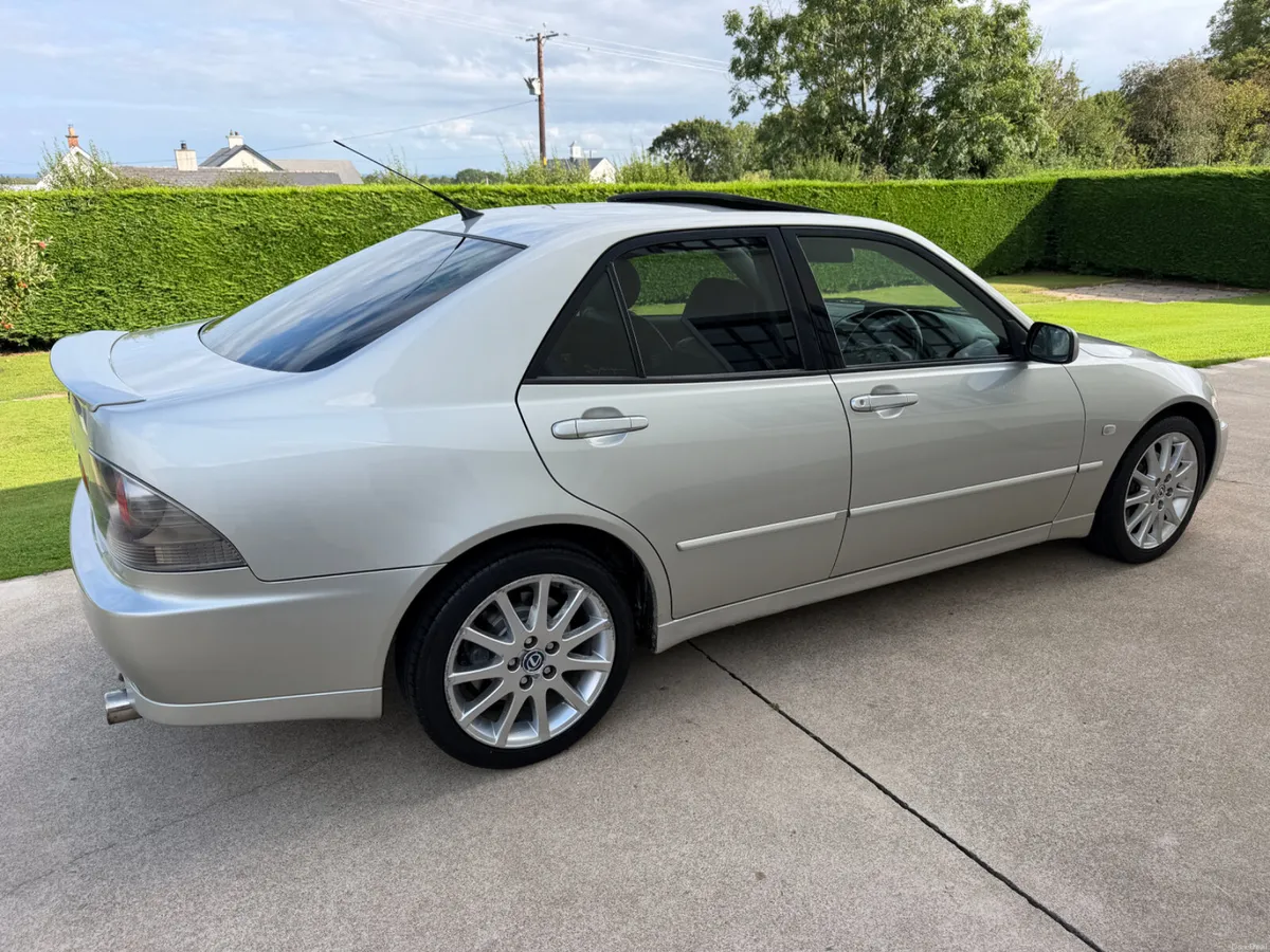 2005 LEXUS IS200 SPORT | LSD | SUNROOF | BLACK LTH - Image 4