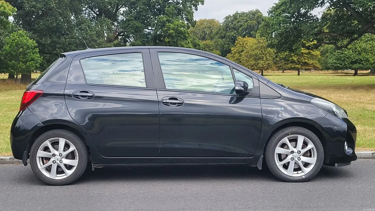 Toyota Yaris Hybrid 1.5/EXCEL/LEATHER SEATS/KEYLES - Image 2