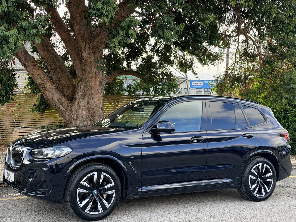 2025 BMW iX3..DOUBLE PAN ROOF SUNROOF - Image 3