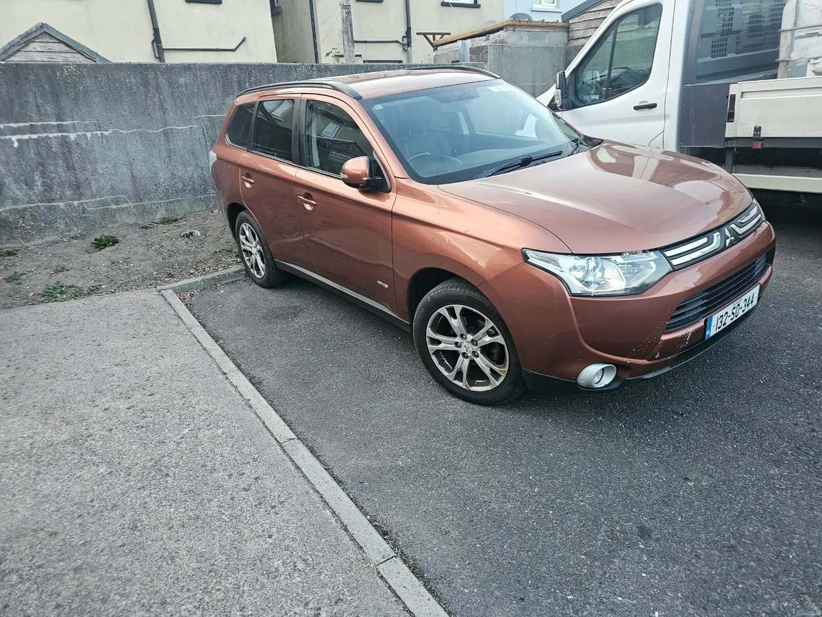 2013 Mitsubishi Outlander - Image 2