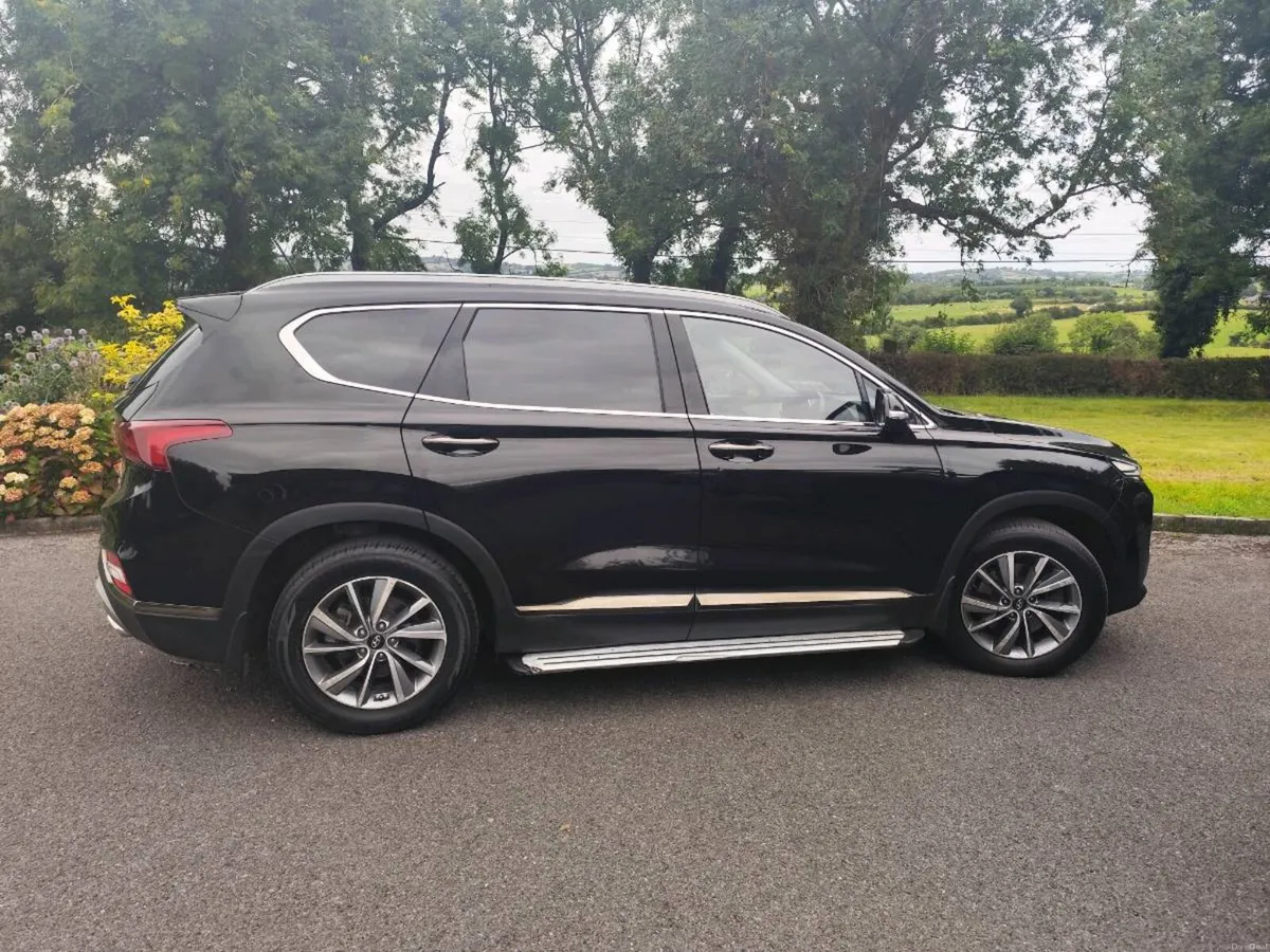 Hyundai Santa Fe 4WD Executive Plus - Image 2
