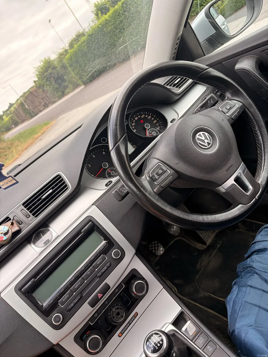 Volkswagen Passat - Image 5
