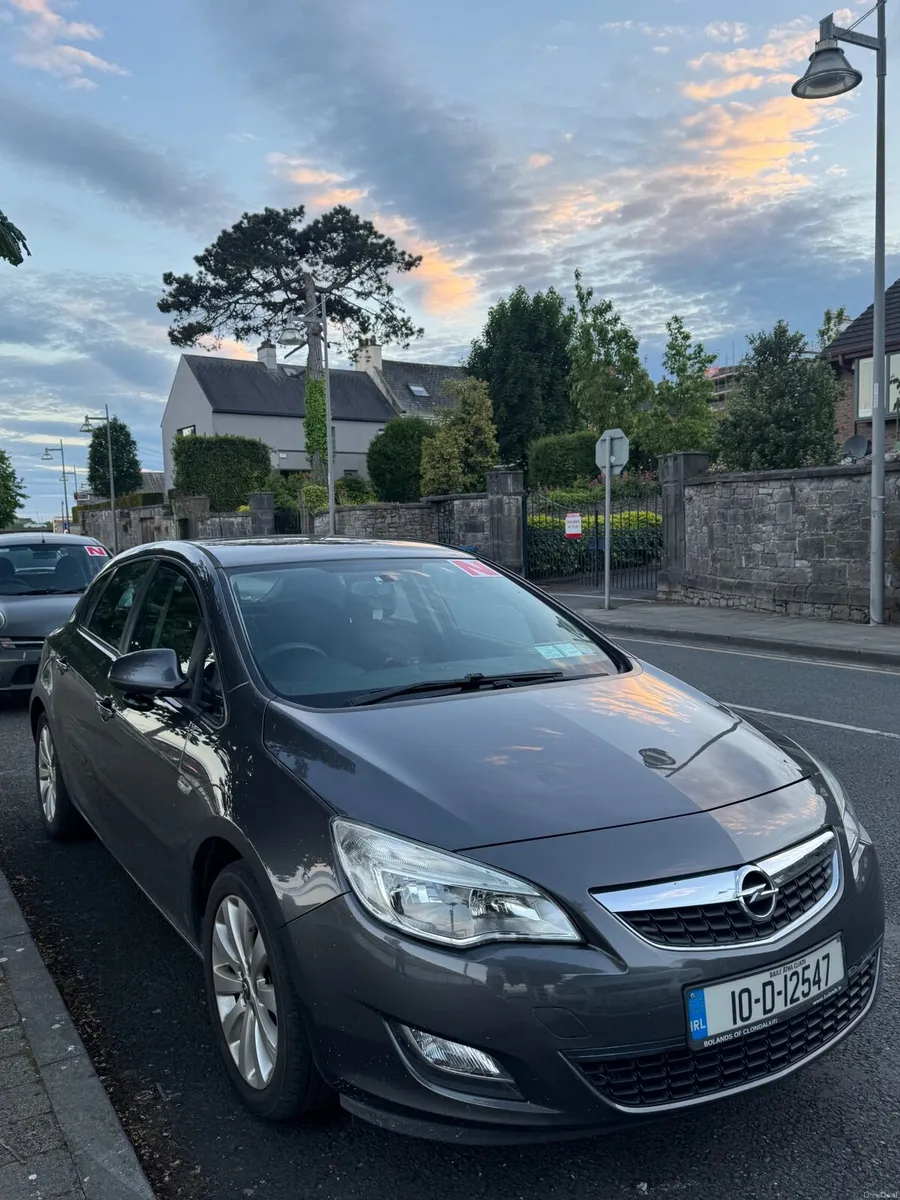 Opel Astra 2010 - Image 1