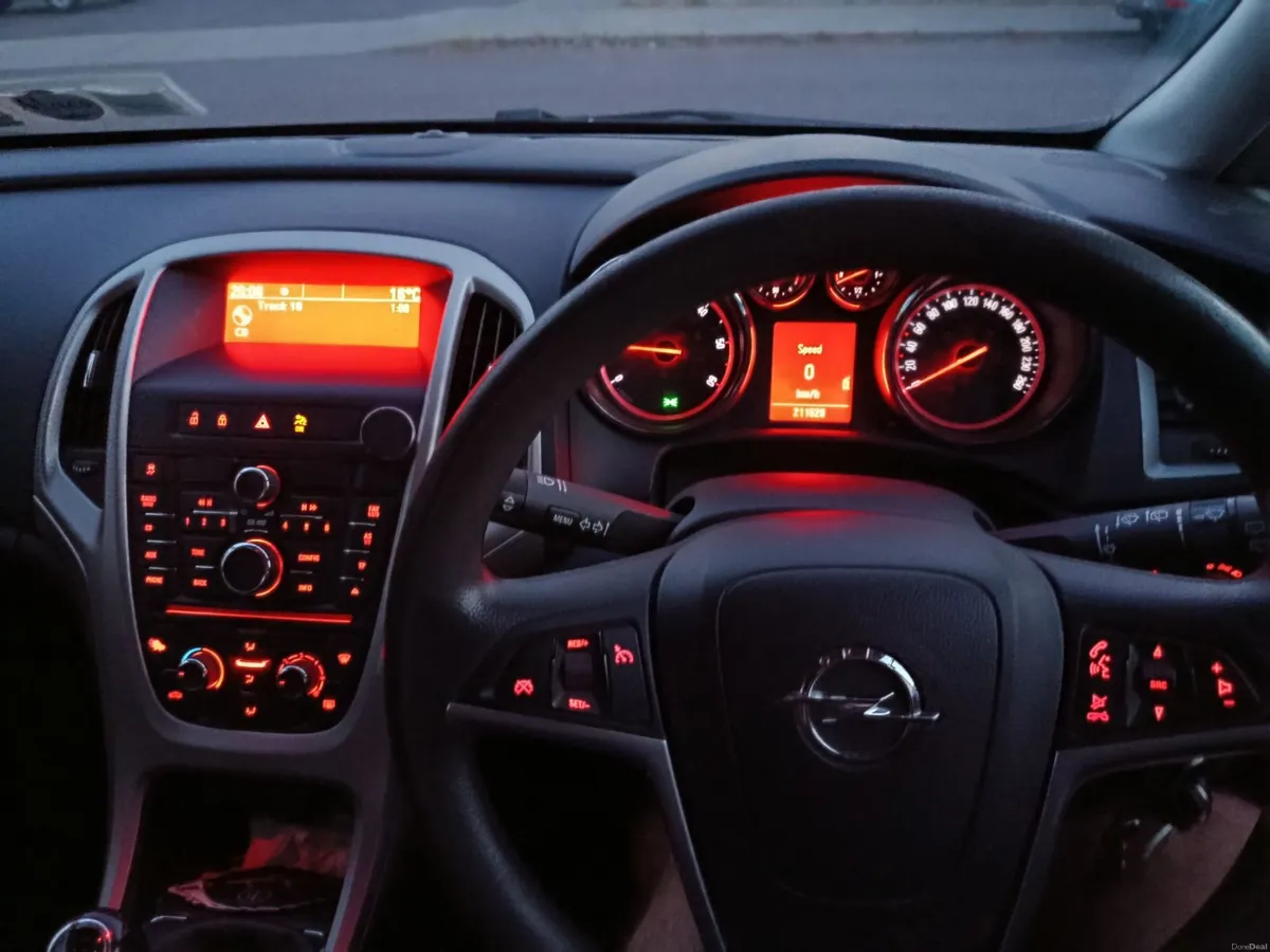 Opel Astra 2011 - Image 1