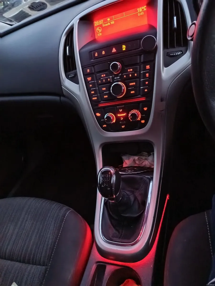 Opel Astra 2011 - Image 3