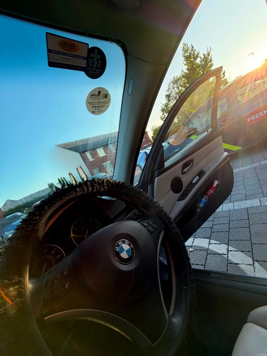 BMW 3-Series 2011 - Image 2