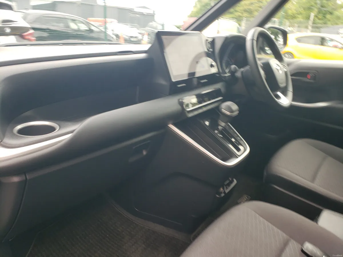 Low miles Toyota Voxy 2025 - Image 6