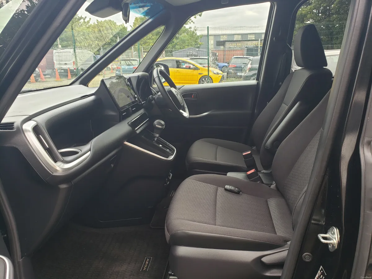 Low miles Toyota Voxy 2025 - Image 4